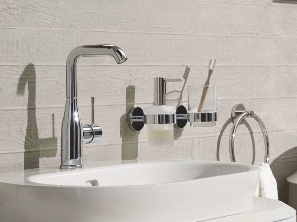 Смеситель для раковины Grohe Essence+ керамическмй картридж, хром (23541001)